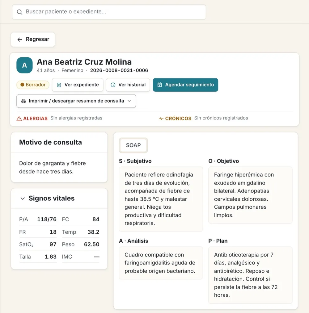 Pantalla de consulta en Clinea con nota SOAP, signos vitales y alergias